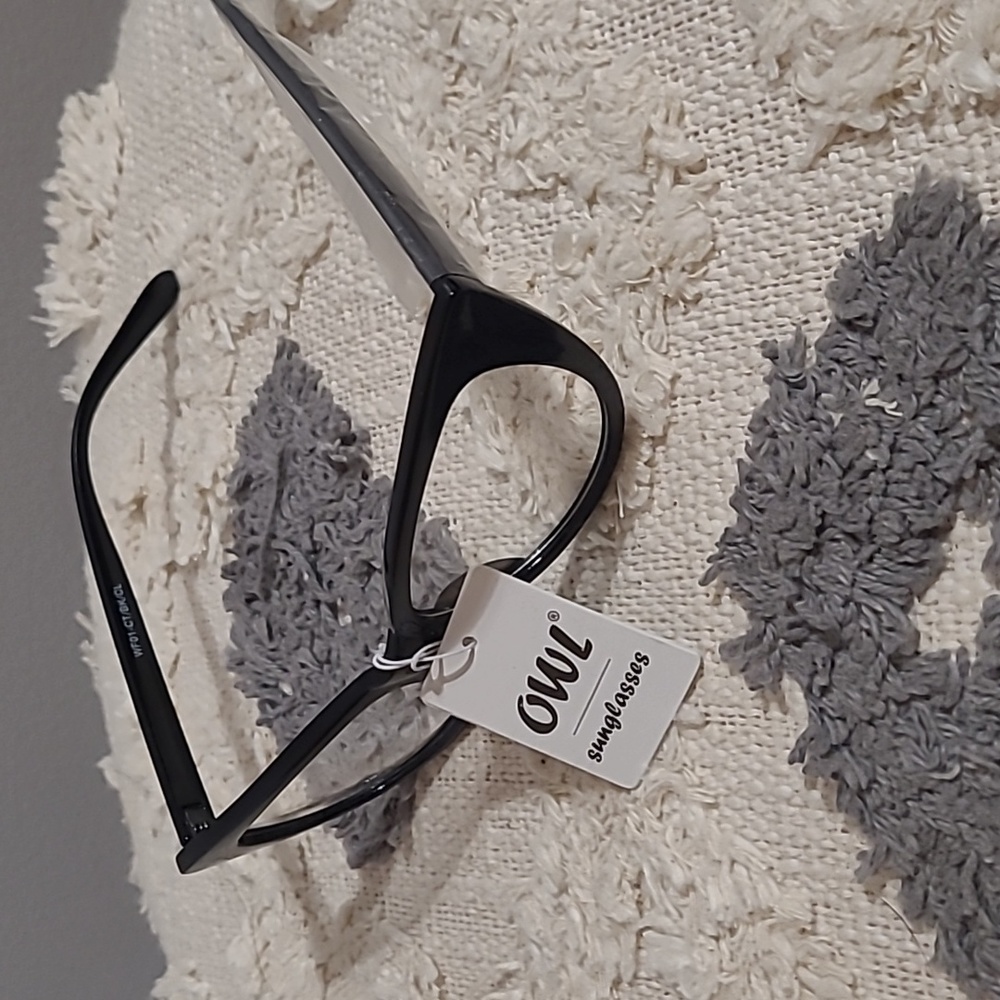 NWT- Retro Cat eyeglasses. Clear lenses. BLACK frame. 🖤 - Picture 3 of 5